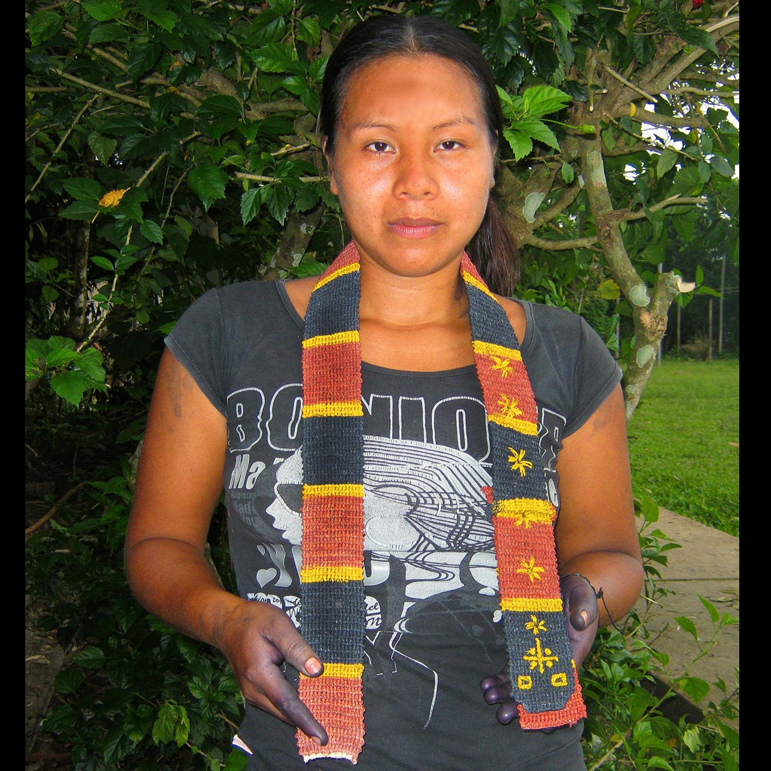 GS02C: Native artisan Gisela Ruiz with Amazon guitar strap - coral snake model