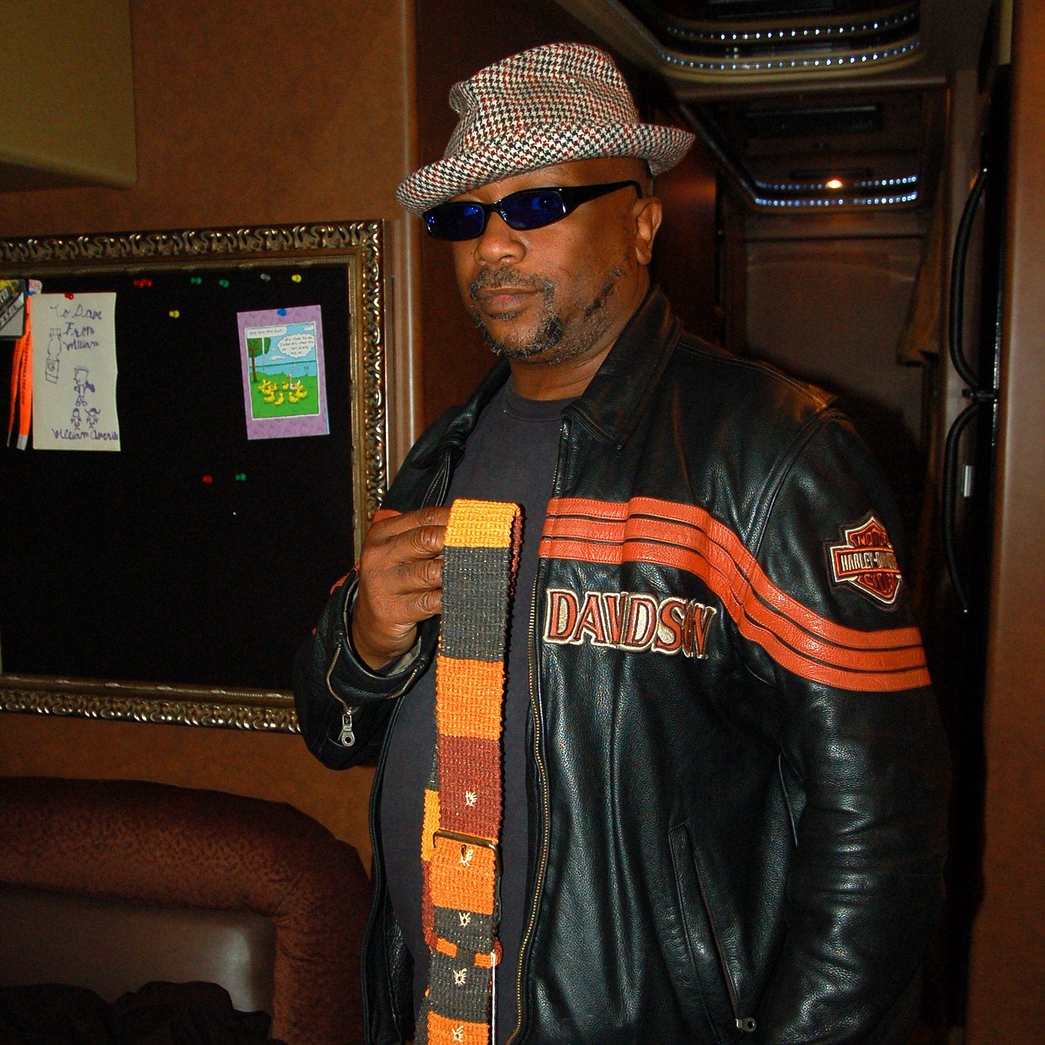 GS02C: Rhythm Epkins in Dave Wakeling band with Amazon guitar strap - coral snake model